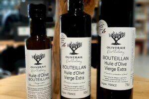 Bouteilles d’huile d’olive Bouteillan de l’Oliveraie Barthélémy, une huile équilibrée et parfumée issue d’olives récoltées à la main et triturées à froid.